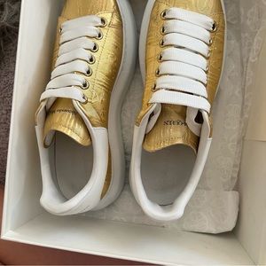 Alexander mcqueen sneakers gold and white